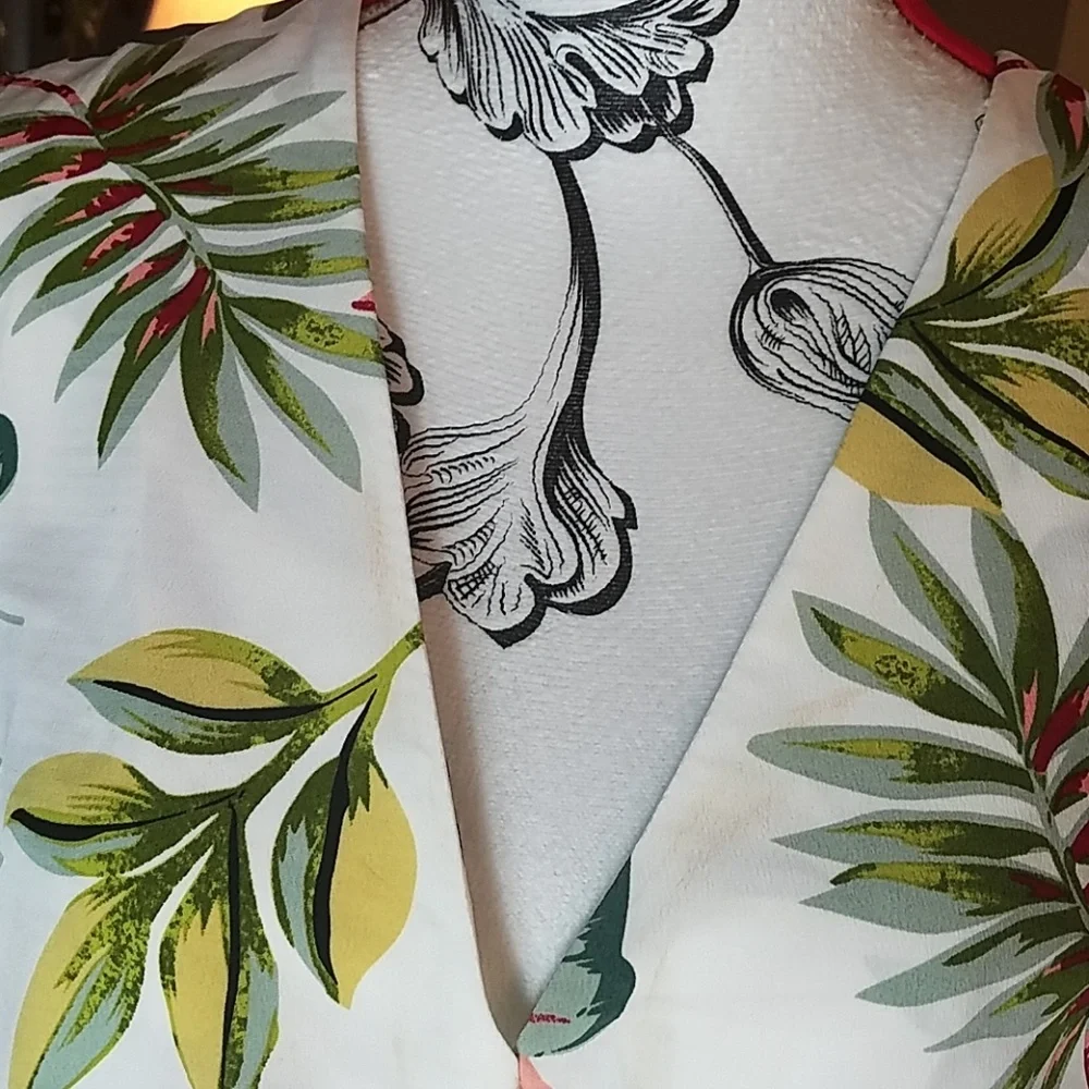 NWT, Alythea, 0247, Women's White Floral top with V-neck and rusching in size XL - Picture 3 of 5